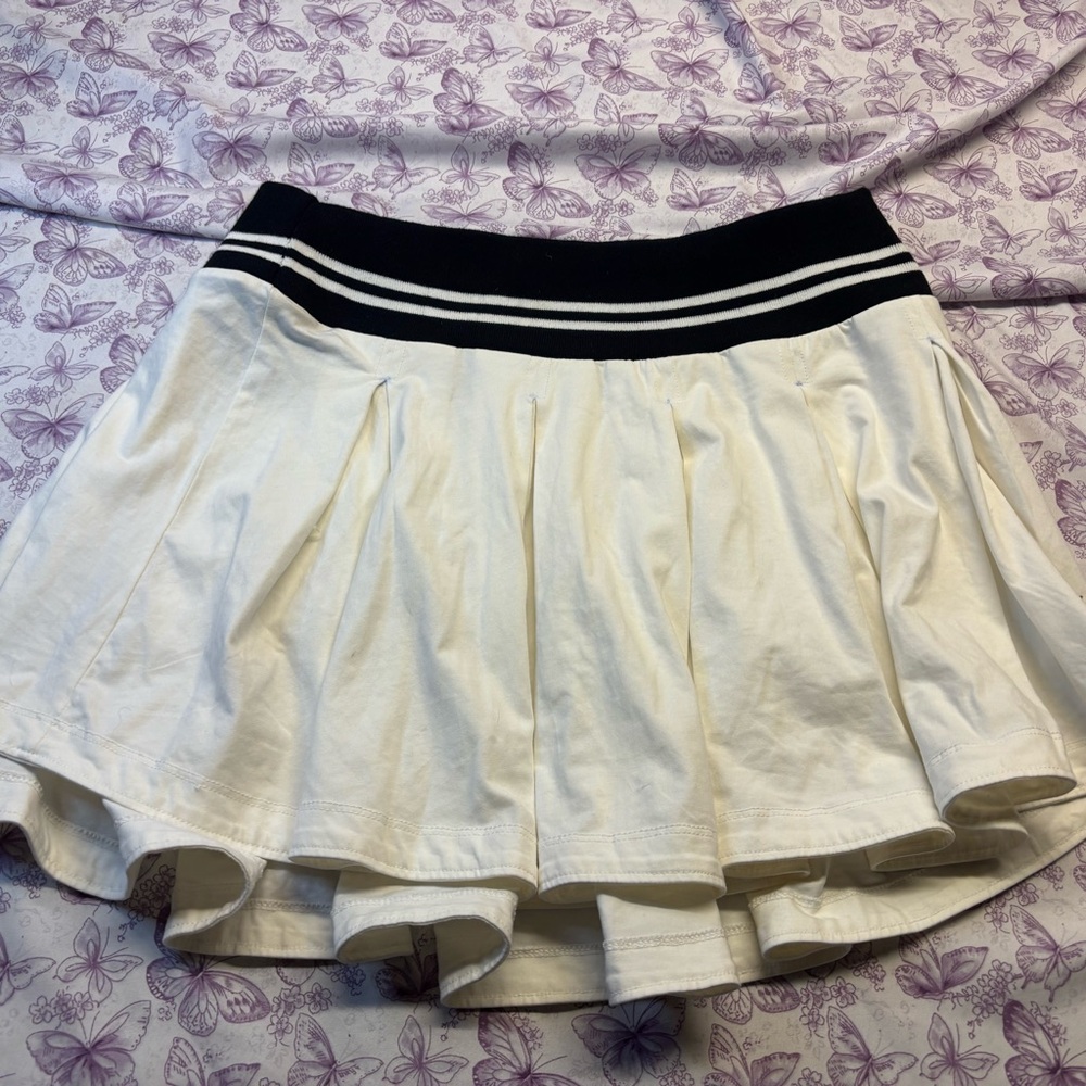 🍄White Asymmetrical Pleated Skirt with Black Stripe Waistband